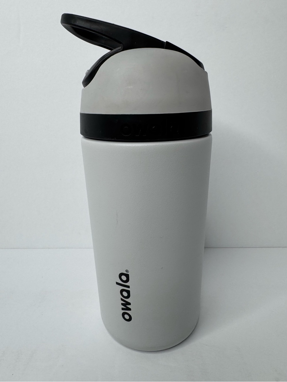 Owala Gray and Black Insulated Stainless Steel Water Bottle Carry Handel Straw